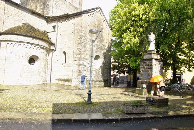 La piazza alle spalle del Duomo di San Moderanno Berceto 448 640 427 80