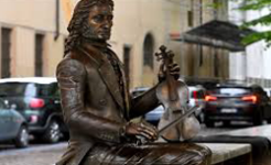 La statua di Niccolò Paganini a Parma