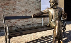 House of Music foto giuseppe verdi panchina